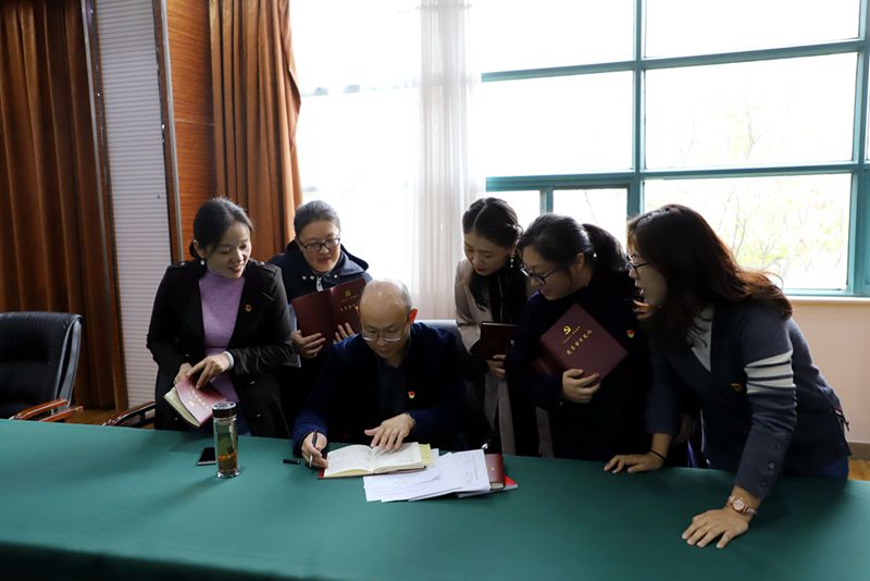 “四重四亮”让主题教育走深、走实、走心 ——机关第一党支部组织开展“不忘初心、牢记使命”主题教育“四重四亮”活动