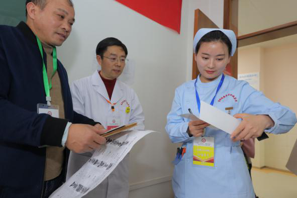 党员示范树形象，争先创优展风采